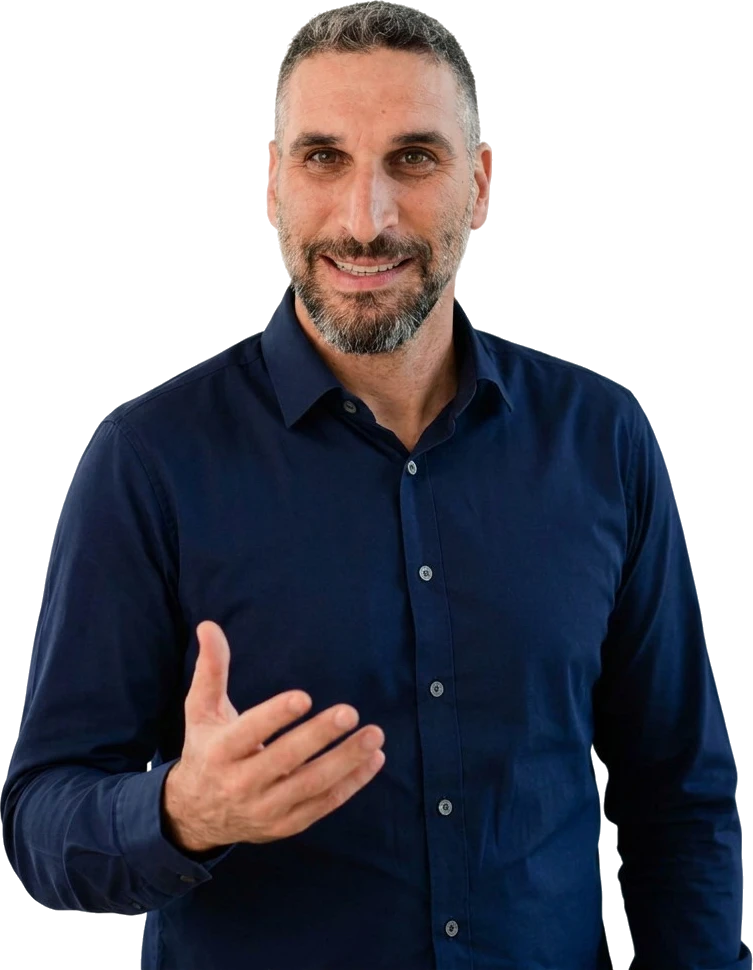 טל נונה מחייך למצלמה ומסביר בתנועת יד